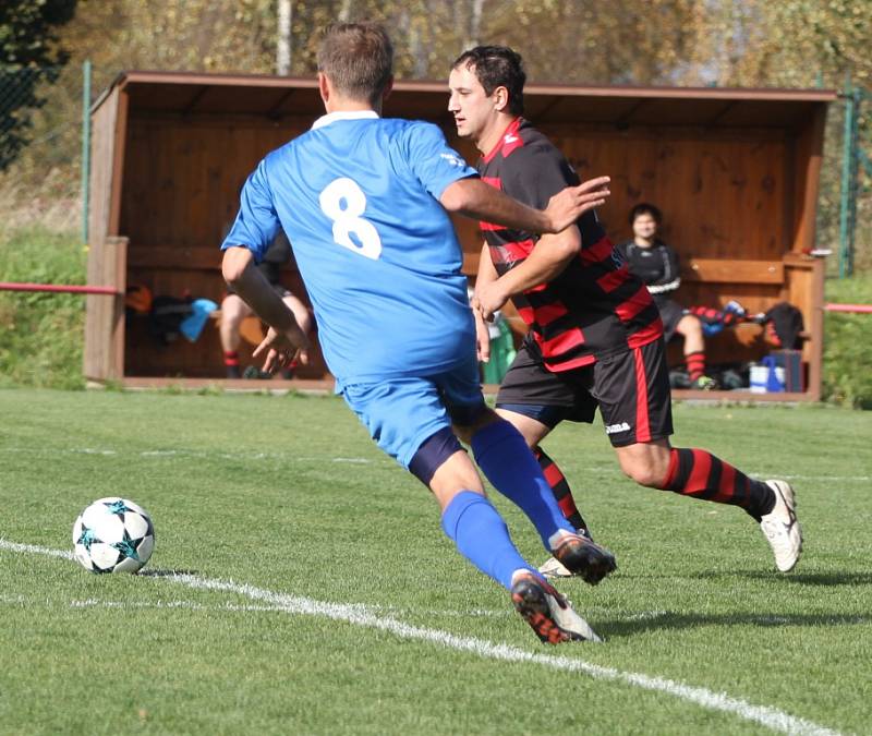 OBRAT. Fotbalisté Jiříkova (v modrém) doma porazili Union Děčín 4:2.