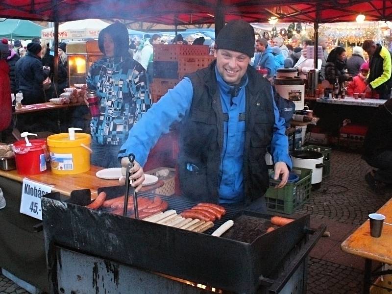 Vánoční strom na Masarykově náměstí již svítí.