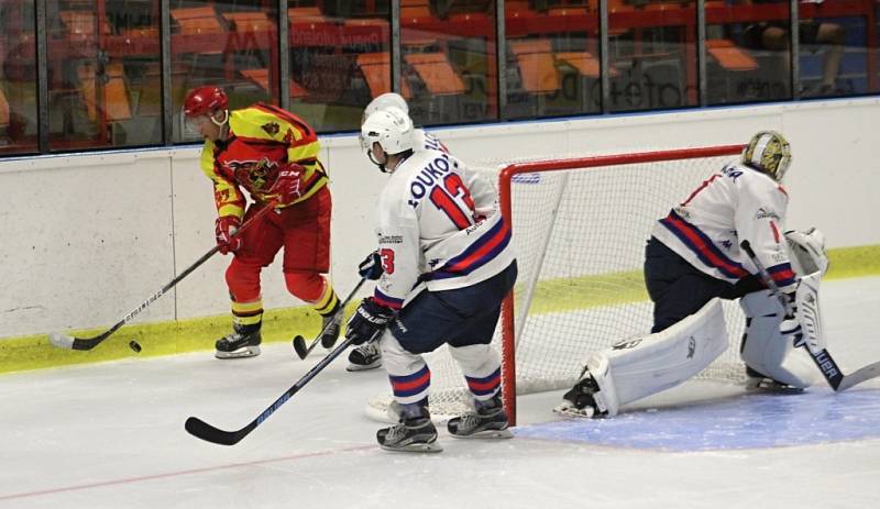 DEBAKL. Děčínští hokejisté porazili tým China Golden Dragons vysoko 9:2.