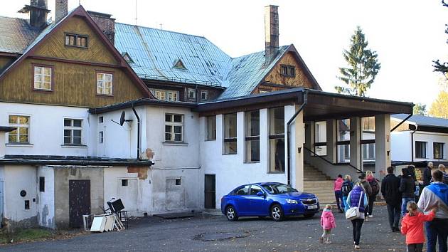 Zhruba stovka lidí si přišla prohlédnout hotel na Maxičkách.