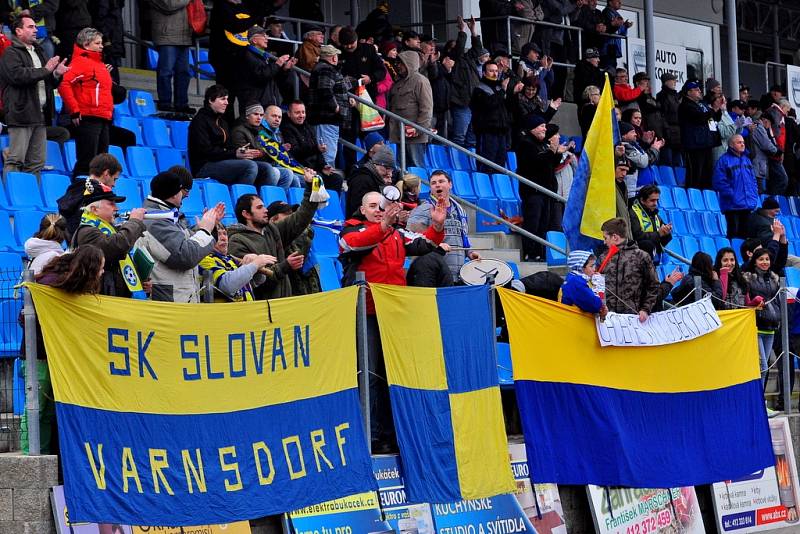 BRAVO! Fotbalisté Varnsdorfu (ve žlutém) porazili 3:1 Sokolov.