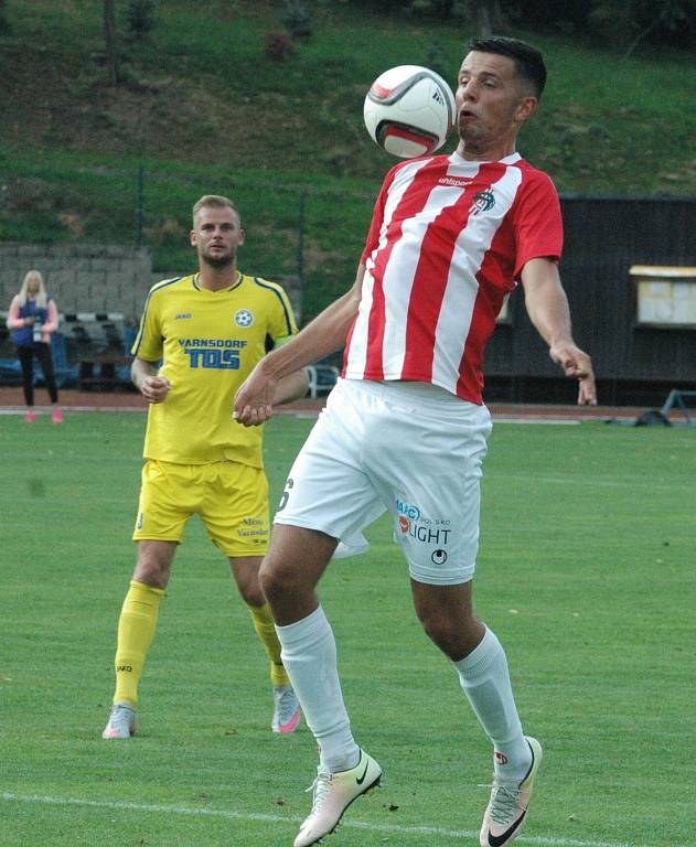 VARNSDORF (ve žlutém) doma remizoval se Žižkovem 0:0.