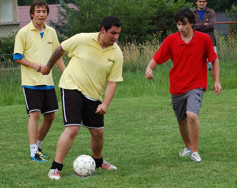 VÍTĚZ. Canabis 4 man (ve žlutém proti Junioru Habartice) dokázal vyhrát turnaj v malé kopané.