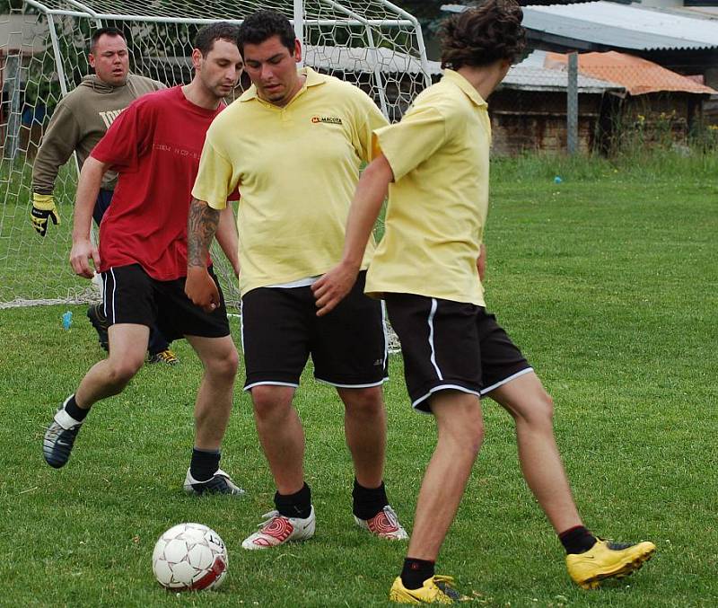 VÍTĚZ. Canabis 4 man (ve žlutém proti Junioru Habartice) dokázal vyhrát turnaj v malé kopané.