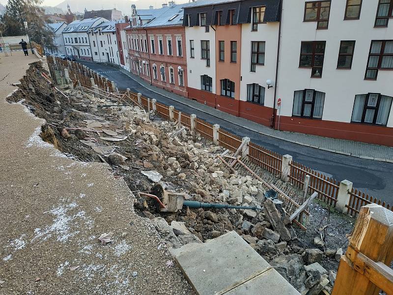 Pod zámeckou sýpkou v Děčíně se utrhla část zdi.