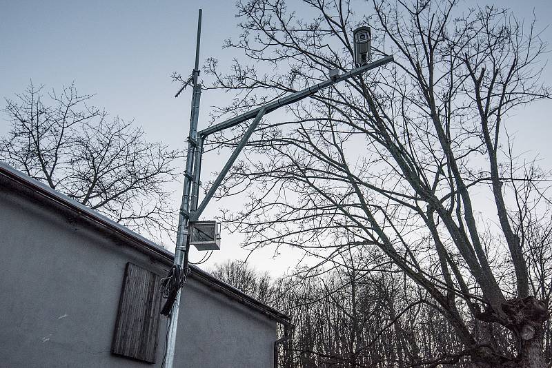 Vandalové poškodili radar na Studánce.