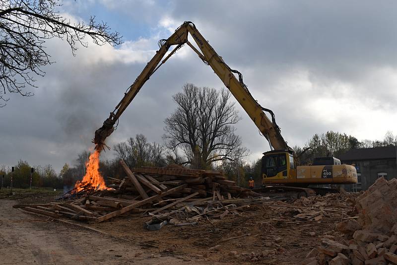 Ve Varnsdorfu začala demolice většiny nádraží.