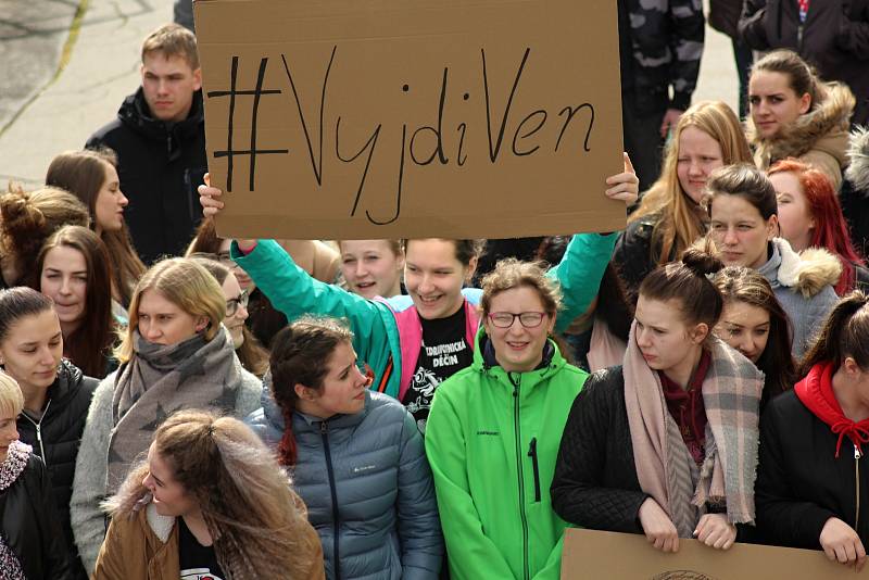 Demonstrace proběhla i před Střední zdravotnickou školou v Děčíně.