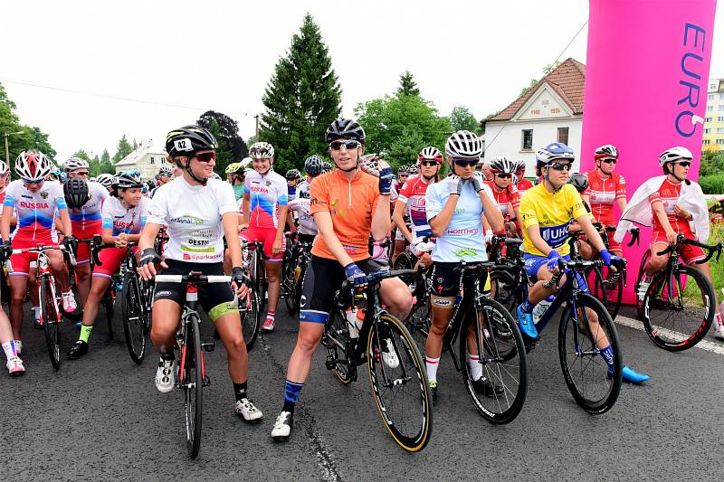 TOUR DE FEMININ 2017 - snímky z druhé etapy, která startovala i končila v Jiříkově.