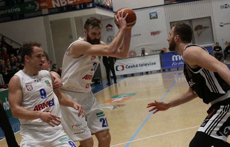 SRDNATÝ VÝKON NESTAČIL. Děčínští basketbalisté (v bílém) proti Nymburku bojovali, přesto opět prohráli.