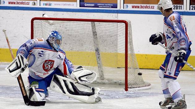 HC DĚČÍN (ve světlém) prohrál na jabloneckém ledě 2:5.