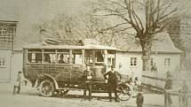 Autobus jezdící mezi Sebnitz a Dolní Poustevnou v roce 1914