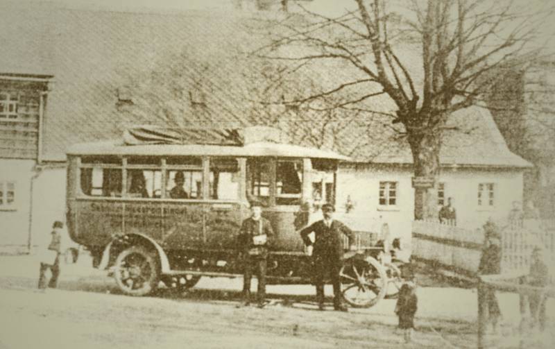 Autobus jezdící mezi Sebnitz a Dolní Poustevnou v roce 1914