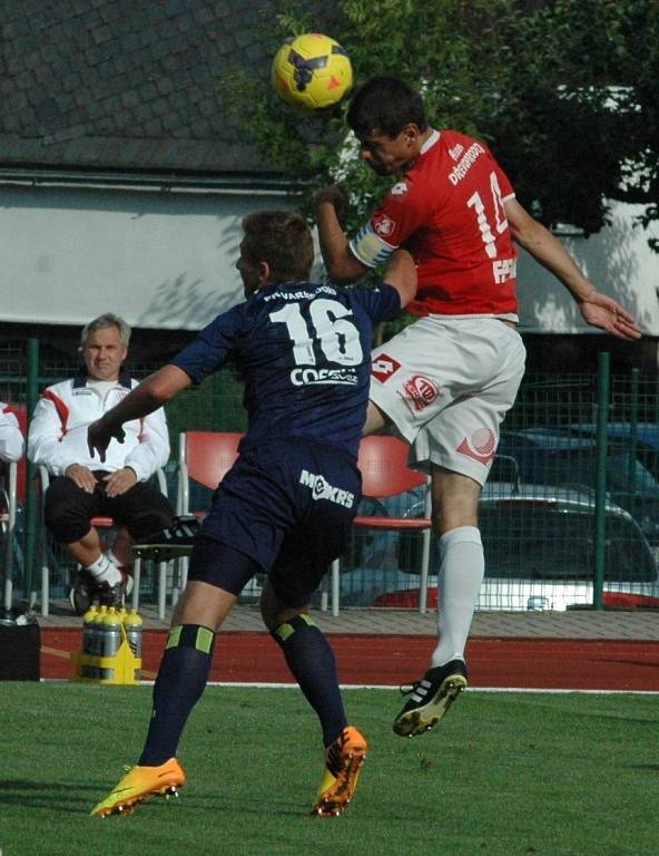 DALŠÍ REMÍZA. Varnsdorf (v tmavém) doma remizoval 0:0 s Pardubicemi.