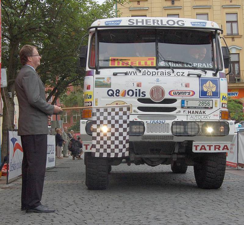 Spanilá jízda patnácti historických vozidel v čele se závodní Tatrou šestinásobného vítěze rallye Paříž-Dakar Karla Lopraise projela v pátek dopoledne Děčínem.