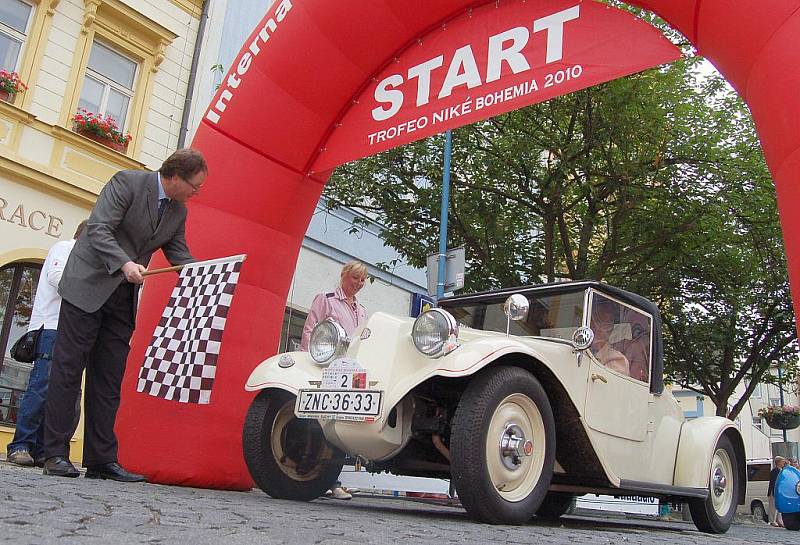 Spanilá jízda patnácti historických vozidel v čele se závodní Tatrou šestinásobného vítěze rallye Paříž-Dakar Karla Lopraise projela v pátek dopoledne Děčínem.