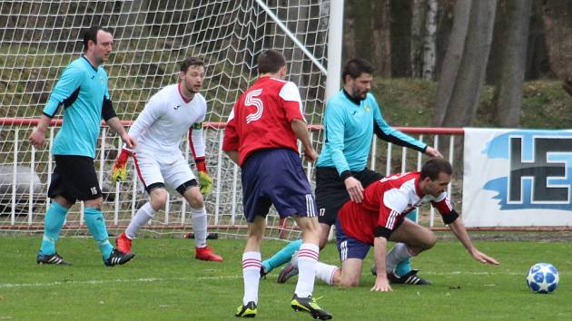 MODRÁ SE RVE. Jiskra (červené dresy) doma porazila Horní Jiřetín 3:0.