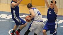 DOHRÁVKA. Basketbalisté BK Horejsek Děčín (v bílém) porazili Chomutov.