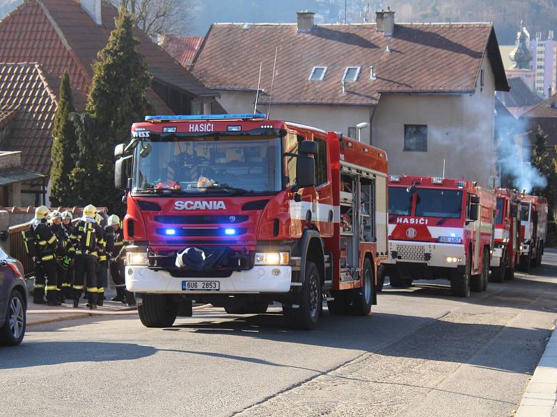 Vrchlického ulice v Děčíně nebyla v době zásahu hasičů průjezdná.