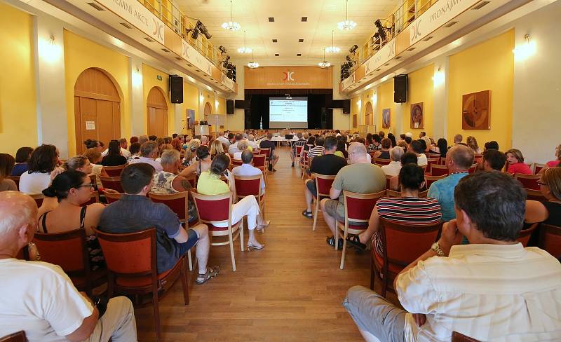 Ve čtvrtek se jednalo na veřejném zastupitelstvu v Rumburku o budoucnosti Lužické nemocnice.