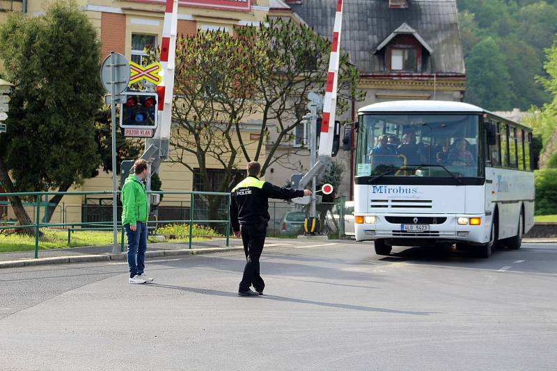 Stavba provizorní lávky v Benešově nad Ploučnicí.