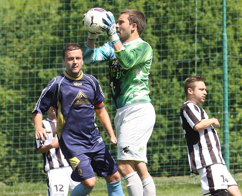 HORNÍ PODLUŽÍ (pruhované dresy) prohrálo v Hostovicích 0:5.