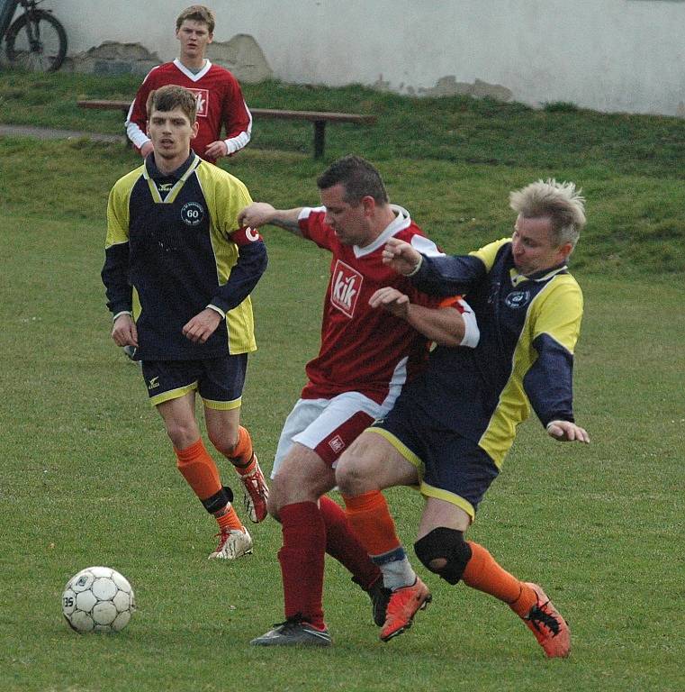 STARÝ ŠACHOV (červené dresy) doma podlehl Markvarticím 0:2.