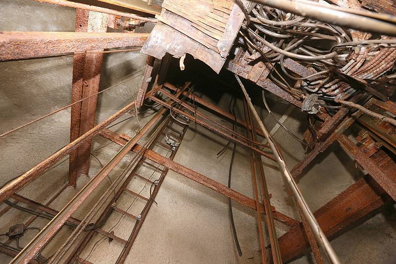 Zničený výtah ve skále v Děčíně na Pastýřskou stěnu. 