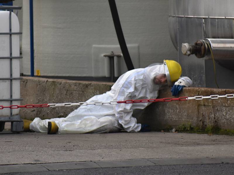 V děčínské chemičce hasiči a záchranáři cvičili zásah při úniku chemické látky.