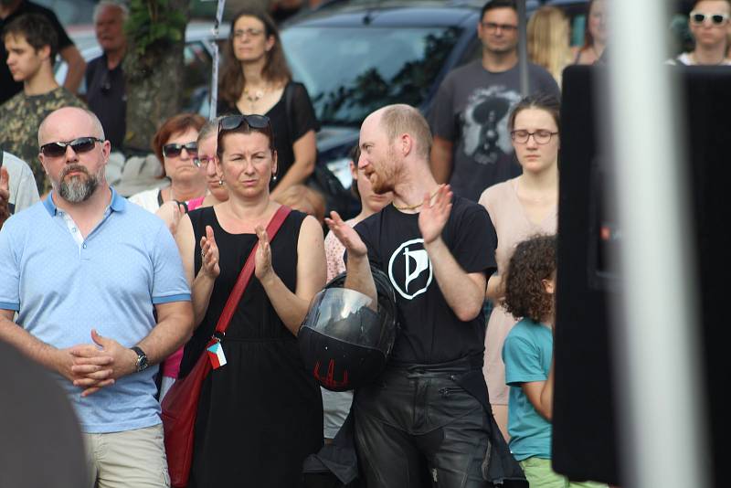 V Děčíně se sešli lidé na čtvrté demonstraci proti Andreji Babišovi.