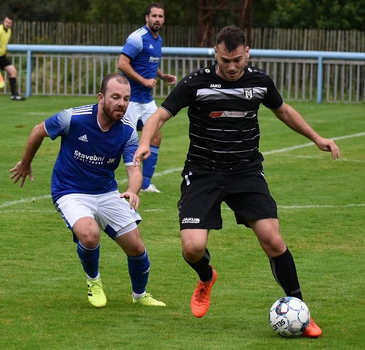 Fotbalisté Jílové (modré dresy) doma nestačili na Oldřichov, když prohráli 2:3.