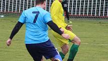 DOBRÝ START. Fotbalisté Modré (modré dresy) doma udolali Žatec 3:2.