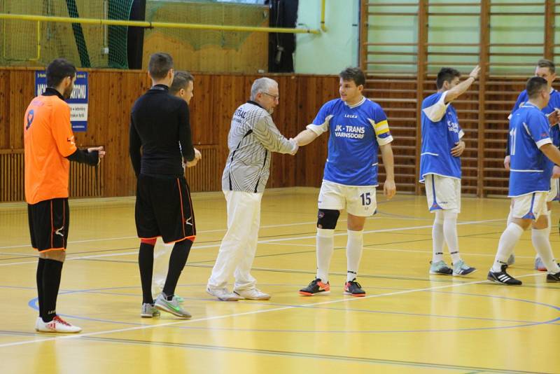 HRÁČI BUMIKA DĚČÍN (oranžová) porazili Varnsdorf 6:1.