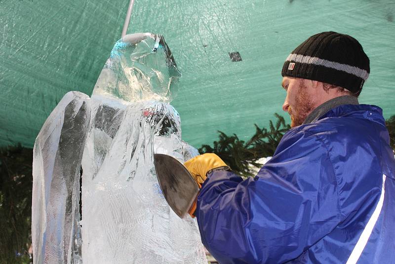 Během adventních trhů na Masarykově náměstí vznikl pod rukama sochaře Michala Járy Anděl Vánoc z ledu.