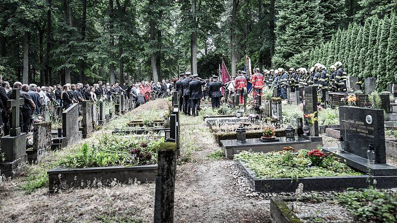 V Rumburku se rozloučili s hasičem a záchranářem, který zemřel při dopravní nehodě.