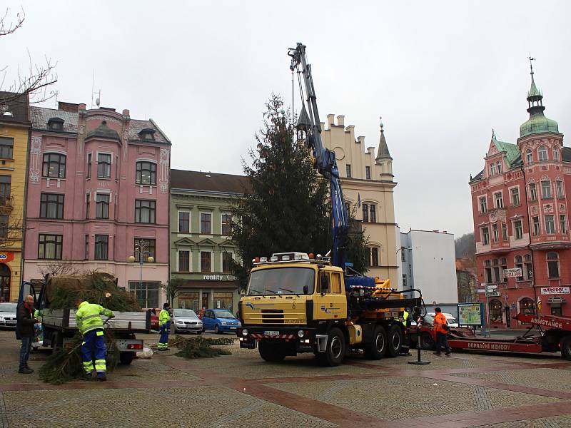 V pátek přivezli vánoční strom na Masarykovo náměstí v Děčíně.