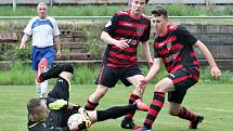 DEBAKL. Fotbalisté Unionu Děčín (pruhované dresy) vyhrál v Trmicích vysoko 11:0.