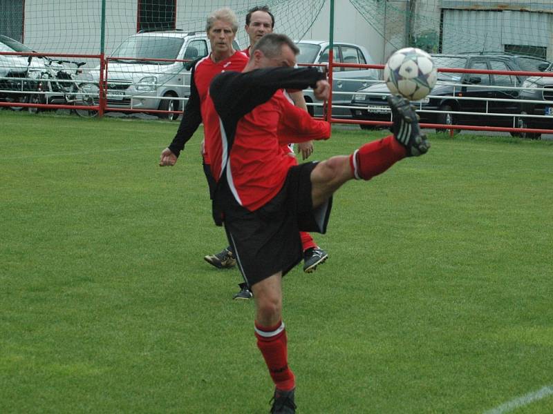 STARÉ GARDY. Březiny (v bílém) jasně porazily děčínské Rafany.