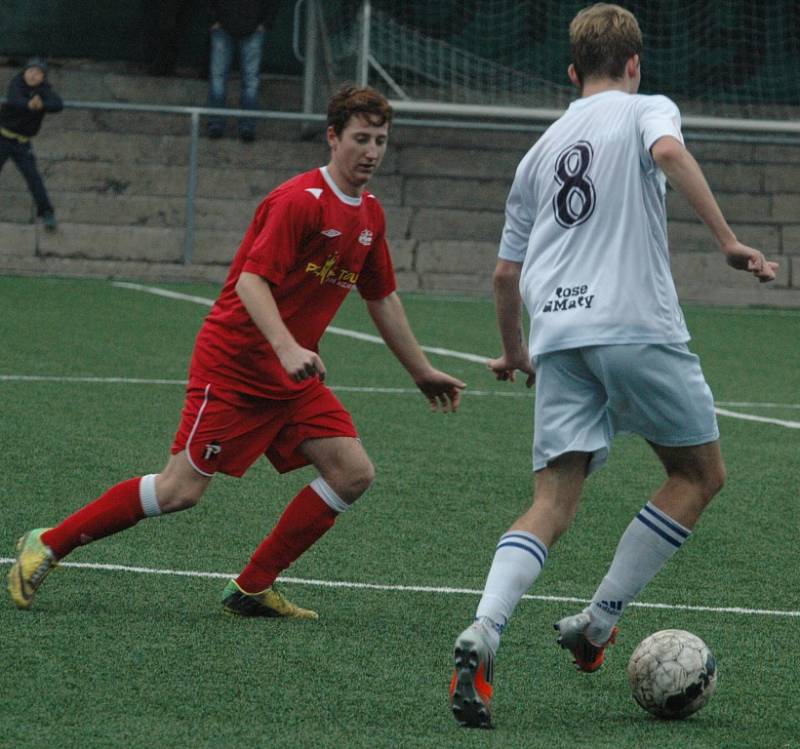 JUNIOR SE VÝSLEDKOVĚ ZVEDÁ. Děčín (v červeném) doma porazil Proboštov 4:1.