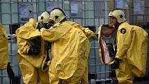 V děčínské chemičce hasiči a záchranáři cvičili zásah při úniku chemické látky.