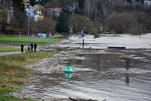Labe vystoupalo v Děčíně na třetí stupeň povodňové aktivity.