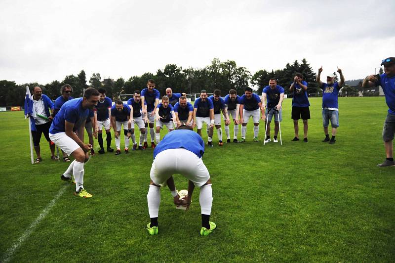 OSLAVY. Fotbalisté Šluknova porazili v dohrávce Jiříkov 9:0 a mohli oslavit postup do I.A třídy.