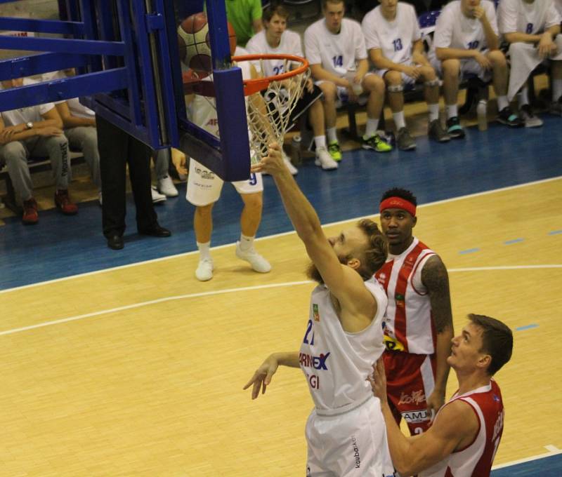 BYLY TO NERVY! Děčínští basketbalisté doma porazili Pardubice 74:73.