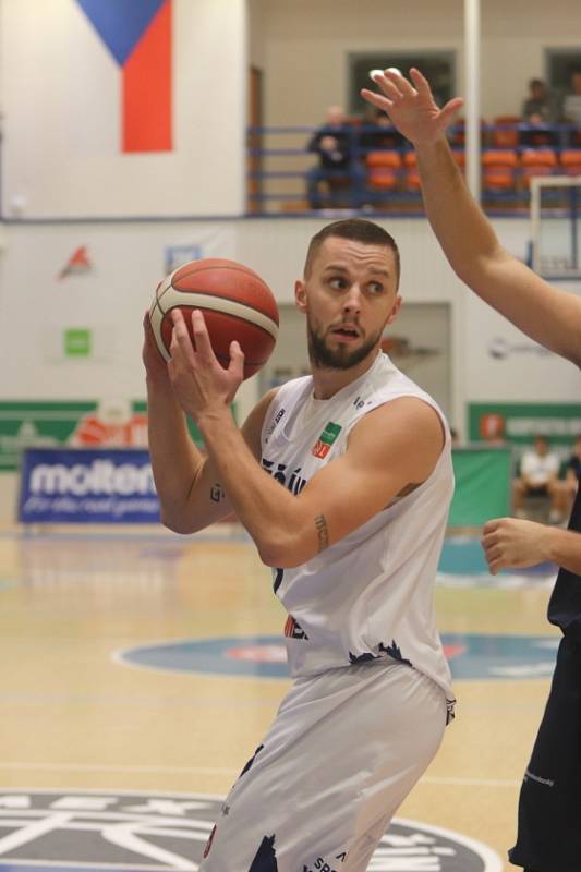 Basketbalisté Děčína doma porazili Ostravu a nadále drží v Kooperativa NBL první místo.