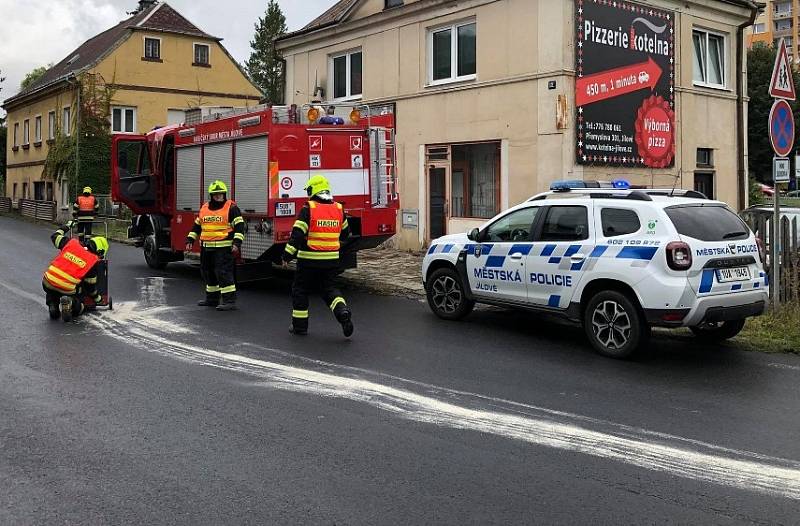 Hasiče ve středu dopoledne zaměstnala barevná skvrna táhnoucí se od Děčína do Tisé.