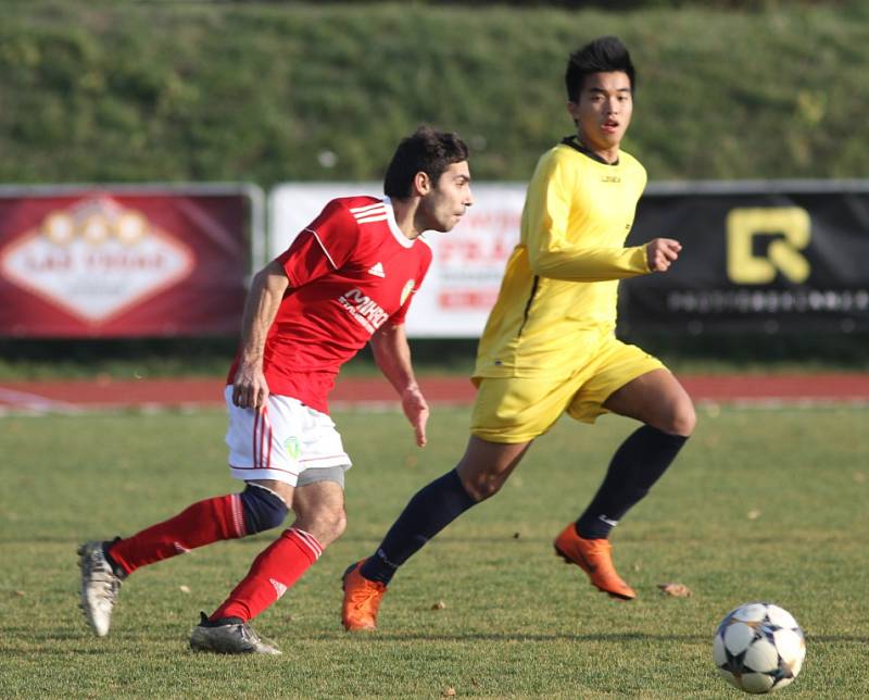 JASNÁ ZÁLEŽITOST. Fotbalisté Rumburka (ve žlutém) porazili doma Bohušovice 7:0.