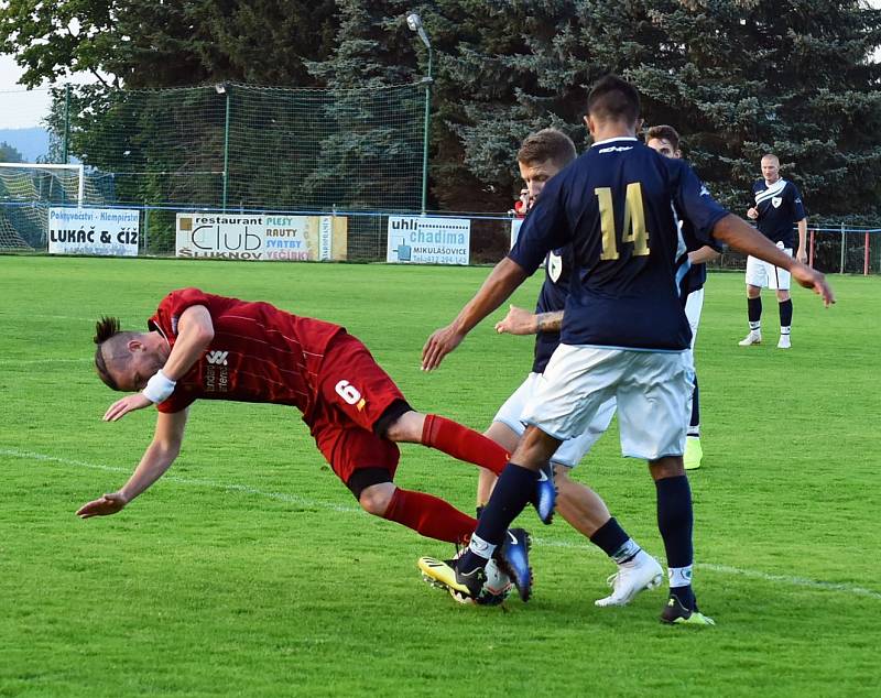 Fotbalisté Vilémova (modré dresy) vyhráli ve Šluknově 5:2.