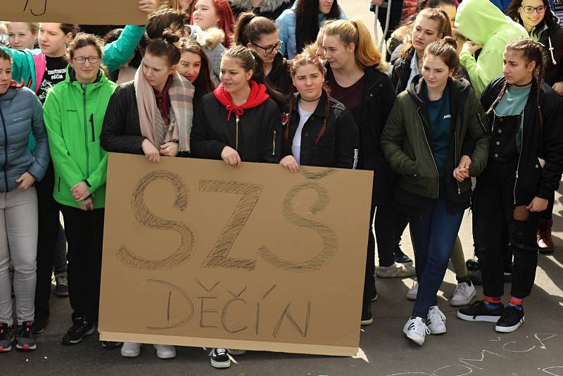 Demonstrace proběhla i před Střední zdravotnickou školou v Děčíně.