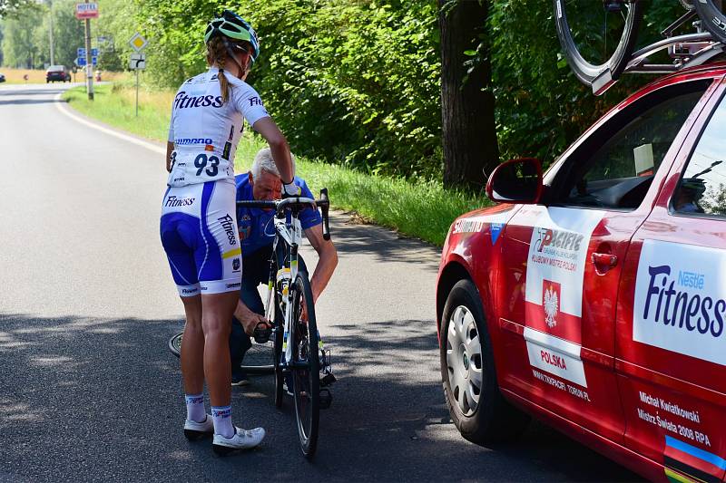 TOUR DE FEMININ 2017 - snímky z druhé etapy, která startovala i končila v Jiříkově.