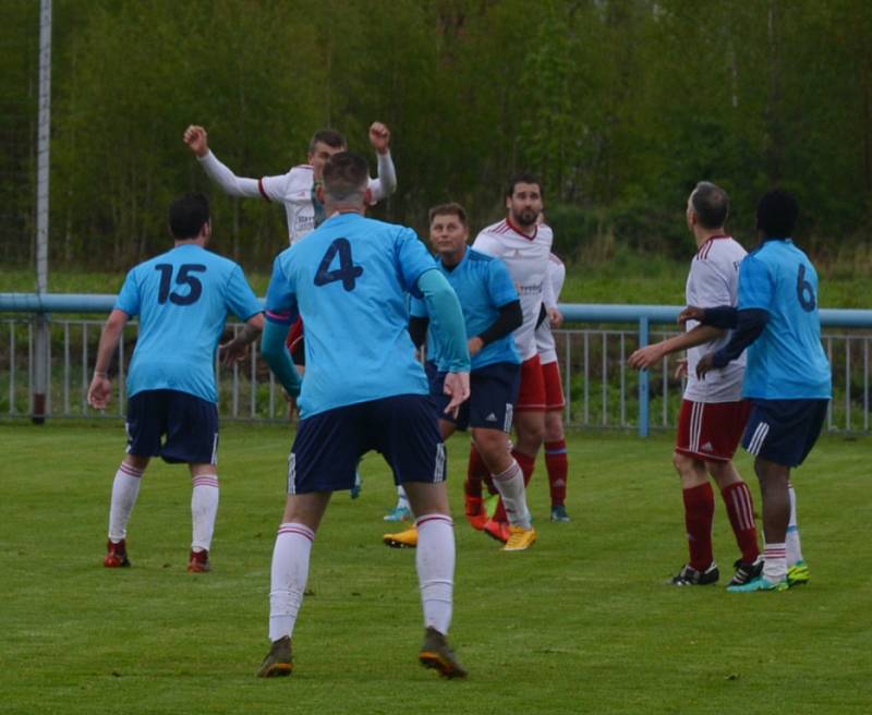 DERBY. Fotbalisté Jílové (bílé dresy) doma porazili Modrou 3:0.